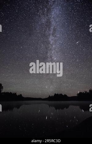 Das galaktische Zentrum der Milchstraße mit unzähligen Sternen und einer sichtbaren Andromeda-Galaxie mit Blick auf den Kearney Lake im Algonquin Park Stockfoto