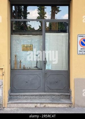 Cremona, Italien - Mai 2023 Orippi Violin Maker Workshop , Ausstellung und Schild in der Via Aporti Stockfoto