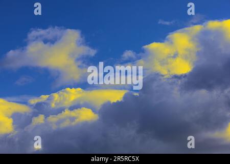 Himmel in blauen und gelben Farben der ukrainischen Flagge Stockfoto
