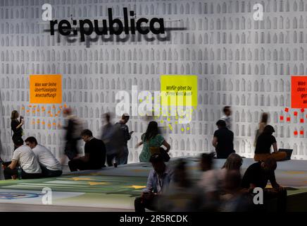 Berlin, Deutschland. 05. Juni 2023. Während der digitalen Konferenz „Republica“ sind zahlreiche Besucher in einem Saal zu sehen. Das Festival für die digitale Gesellschaft dauert vom 05. Juni bis zum 07. Juni 2023. Kredit: Monika Skolimowska/dpa/Alamy Live News Stockfoto