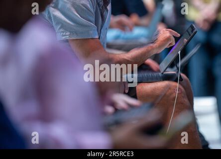 Berlin, Deutschland. 05. Juni 2023. Besucher arbeiten während der digitalen Konferenz „Republica“ mit ihren Laptops. Das Festival für die digitale Gesellschaft dauert vom 05. Bis 07. Juni 2023. Kredit: Monika Skolimowska/dpa/Alamy Live News Stockfoto