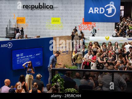 Berlin, Deutschland. 05. Juni 2023. Während der digitalen Konferenz „Republica“ sehen zahlreiche Besucher eine Präsentation am Stand der öffentlich-rechtlichen Rundfunkanstalt ARD. Das Festival für die digitale Gesellschaft findet vom 05. Bis 07. Juni 2023 statt. Kredit: Monika Skolimowska/dpa/Alamy Live News Stockfoto