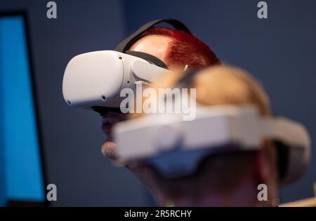 Berlin, Deutschland. 05. Juni 2023. Besucher testen die VR-Brille während der digitalen Konferenz „Republica“. Das Festival für die digitale Gesellschaft dauert vom 05. Bis 07. Juni 2023. Kredit: Monika Skolimowska/dpa/Alamy Live News Stockfoto