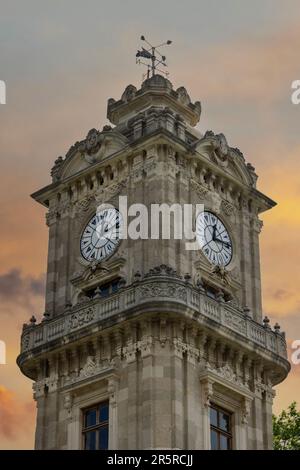 Der Dolmabahce Clock Tower ist ein Uhrenturm außerhalb des Dolmabahce Palastes in Istanbul, Türkei. Stockfoto