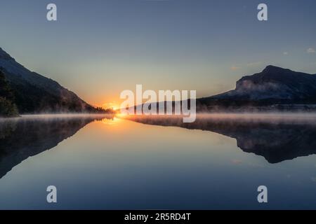 Ein schöner Sonnenaufgang über dem Swiftcurrent Lake im Glacier-Nationalpark Stockfoto