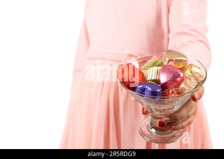 Nahaufnahme eines farbenfrohen süßen und kleinen Mädchens. Halten und servieren Sie ein Glas Schokolade. Traditionelles Ramazan-Zuckerfest. Isoliert weiß. Stockfoto