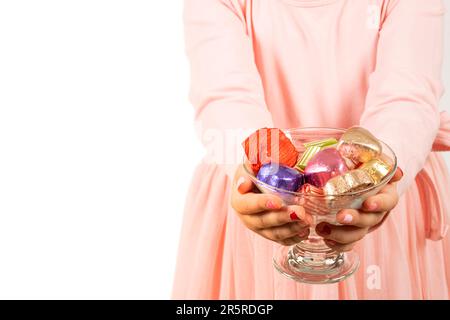 In bunte Schokolade eingewickelt. Isolierter weißer Hintergrund, Kopierraum. Traditionelles türkisches Ramazan- oder ramadan-fest-Konzept. Stockfoto