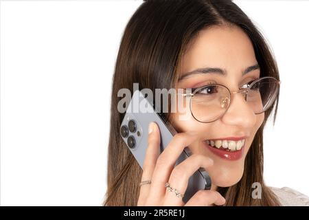 Nahaufnahme der Frau, die am Telefon spricht. Attraktive tausendjährige kaukasische Geschäftsfrau mit modernem Mobiltelefon. Arbeitstag des Mitarbeiters. Stockfoto