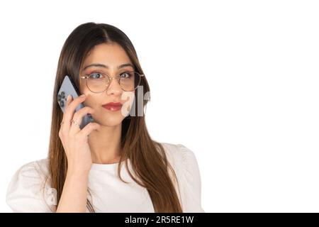 Frau, die am Telefon redet, Nahporträt einer ernsthaften kaukasierin, die am Telefon redet. Schlechte Nachrichten. Kommunikation, Klatsch Konzeptidee Stockfoto