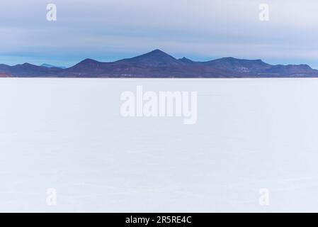 Bergkette von Uyuni Salzebenen aus gesehen Stockfoto