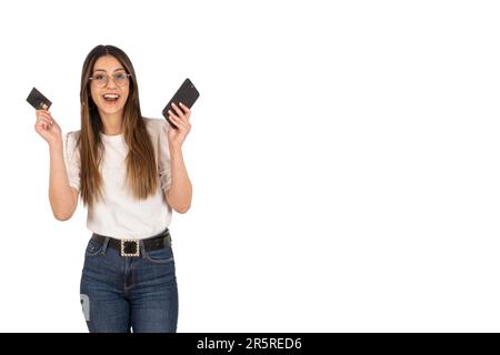 Fröhliche kaukasische Frau, die mobil shoppen will. Online kaufen. Halten von Kreditkarte und Smartphone. Zahlung vornehmen. Internet-Banking. Konzeptidee E-Commerce Stockfoto