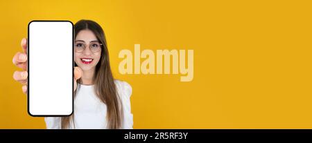 Werbebanner für Anwendungen, lächelnde, weiße, hübsche Frau, die ein Smartphone mit weißem, leerem Bildschirm hält, nah an ein Kameramodell. Speicherplatz kopieren. Stockfoto