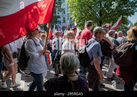 Warschau, Polen. 04. Juni 2023. Eine Menschenmenge marschiert durch die Straßen von Warschau. Menschen aus ganz Polen marschierten in einem vom Oppositionsparteienführer Donald Tusk organisierten marsch durch die Straßen Warschaus. Der marsch zielte darauf ab, den Widerstand gegen "Überpreise, Diebstähle und Lügen, für freie Wahlen und ein demokratisches europäisches Polen" zum Ausdruck zu bringen. Der 4. Juni ist auch der 34. Jahrestag der teilweise freien Wahlen in Polen. Kredit: SOPA Images Limited/Alamy Live News Stockfoto