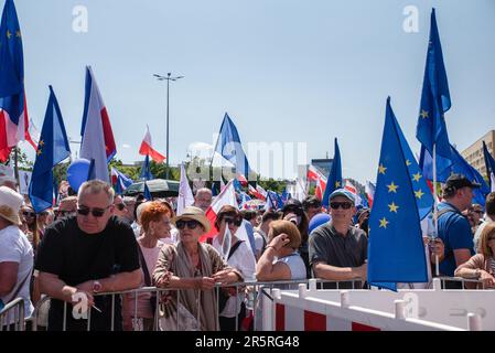 Warschau, Polen. 04. Juni 2023. Die Teilnehmer im märz hören den Reden zu. Menschen aus ganz Polen marschierten in einem vom Oppositionsparteienführer Donald Tusk organisierten marsch durch die Straßen Warschaus. Der marsch zielte darauf ab, den Widerstand gegen "Überpreise, Diebstähle und Lügen, für freie Wahlen und ein demokratisches europäisches Polen" zum Ausdruck zu bringen. Der 4. Juni ist auch der 34. Jahrestag der teilweise freien Wahlen in Polen. Kredit: SOPA Images Limited/Alamy Live News Stockfoto