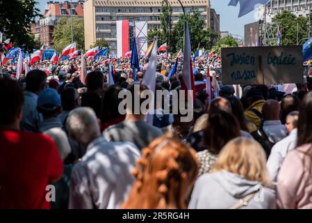 Warschau, Polen. 04. Juni 2023. Die Leute hören während des marschs Reden. Menschen aus ganz Polen marschierten in einem vom Oppositionsparteienführer Donald Tusk organisierten marsch durch die Straßen Warschaus. Der marsch zielte darauf ab, den Widerstand gegen "Überpreise, Diebstähle und Lügen, für freie Wahlen und ein demokratisches europäisches Polen" zum Ausdruck zu bringen. Der 4. Juni ist auch der 34. Jahrestag der teilweise freien Wahlen in Polen. Kredit: SOPA Images Limited/Alamy Live News Stockfoto