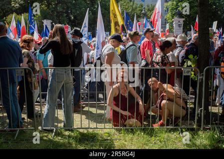 Warschau, Polen. 04. Juni 2023. Eine Menschenmenge marschiert durch die Straßen von Warschau. Menschen aus ganz Polen marschierten in einem vom Oppositionsparteienführer Donald Tusk organisierten marsch durch die Straßen Warschaus. Der marsch zielte darauf ab, den Widerstand gegen "Überpreise, Diebstähle und Lügen, für freie Wahlen und ein demokratisches europäisches Polen" zum Ausdruck zu bringen. Der 4. Juni ist auch der 34. Jahrestag der teilweise freien Wahlen in Polen. Kredit: SOPA Images Limited/Alamy Live News Stockfoto