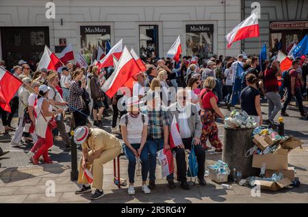 Warschau, Polen. 04. Juni 2023. Die Fans schwenken die Fahnen, wenn sie durch die Straßen marschieren. Menschen aus ganz Polen marschierten in einem vom Oppositionsparteienführer Donald Tusk organisierten marsch durch die Straßen Warschaus. Der marsch zielte darauf ab, den Widerstand gegen "Überpreise, Diebstähle und Lügen, für freie Wahlen und ein demokratisches europäisches Polen" zum Ausdruck zu bringen. Der 4. Juni ist auch der 34. Jahrestag der teilweise freien Wahlen in Polen. Kredit: SOPA Images Limited/Alamy Live News Stockfoto