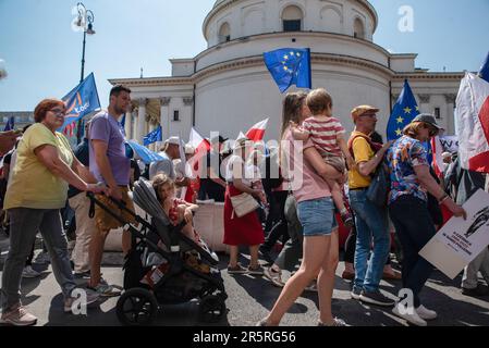 Warschau, Polen. 04. Juni 2023. Eine Menschenmenge marschiert durch die Straßen von Warschau. Menschen aus ganz Polen marschierten in einem vom Oppositionsparteienführer Donald Tusk organisierten marsch durch die Straßen Warschaus. Der marsch zielte darauf ab, den Widerstand gegen "Überpreise, Diebstähle und Lügen, für freie Wahlen und ein demokratisches europäisches Polen" zum Ausdruck zu bringen. Der 4. Juni ist auch der 34. Jahrestag der teilweise freien Wahlen in Polen. Kredit: SOPA Images Limited/Alamy Live News Stockfoto