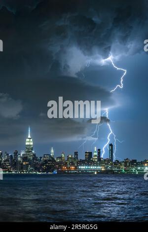 Blitzschlag Midtown New York Wolkenkratzer in der Nacht. Stürmischer Himmel über Manhattan vom Hudson River Stockfoto