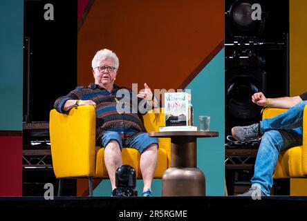 Die schottische Kriminalautorin Val McDermid interviewte bei Fringe-by-the-Sea über ihr Buch 1989, North Berwick, East Lothian, Schottland, Großbritannien Stockfoto