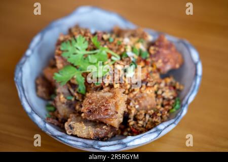 Gebratener Schweinebauch mit Salz und Chili Stockfoto