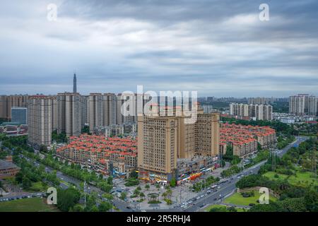 Wohngebäude in Chengdu an einem bewölkten Tag. Stockfoto