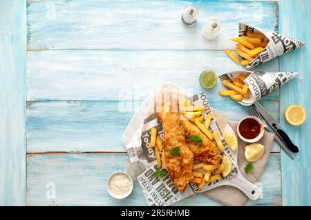 Traditionelles Fish and Chips zum Mitnehmen in einer Zeitung Stockfoto
