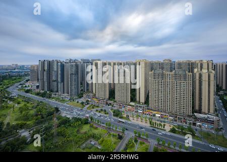 Wohngebäude in Chengdu an einem bewölkten Tag. Stockfoto