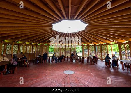 London, Großbritannien. 5. Juni 2023 Personen im Gebäude während der Eröffnung des 22. eröffneten Serpentine Pavillons, „à table“, entworfen von der französisch-libanesischen Architektin Lina Ghotmeh in Paris, inspiriert von ihrem mediterranen Erbe und einem französischen Aufruf, sich an einen Tisch zu setzen, um sich zu unterhalten und am dialog teilzunehmen, während sie eine Mahlzeit teilen. Kredit: Stephen Chung / Alamy Live News Stockfoto