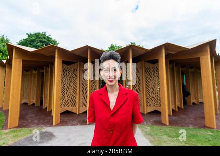 London, Großbritannien. 5. Juni 2023 Lina Ghotmeh, französisch-libanesische Architektin aus Paris, bei der Eröffnung des Serpentine Pavillons 22., „à table“, ihr Design, inspiriert von ihrem mediterranen Erbe, und ein französischer Aufruf, sich an einen Tisch zu setzen, um sich zu unterhalten und an einem dialog teilzunehmen, während man eine Mahlzeit teilt. Kredit: Stephen Chung / Alamy Live News Stockfoto