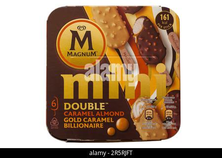 Karton Magnum Mini doppelt Karamell Mandel Gold Karamell Milliardär Eiscreme isoliert auf weißem Hintergrund - UK Stockfoto