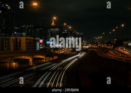 Langzeitanzeige Von Atlanta Bei Nacht Stockfoto