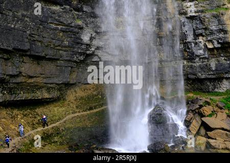 Frankreich, Jura, Menetrux en Joux, Herisson Wasserfälle, der große Sprung, Eine Passage unter dem Fall Stockfoto