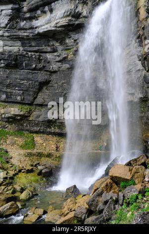 Frankreich, Jura, Menetrux en Joux, Herisson Wasserfälle, der große Sprung, Eine Passage unter dem Fall Stockfoto