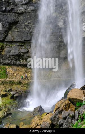 Frankreich, Jura, Menetrux en Joux, Herisson Wasserfälle, der große Sprung, Eine Passage unter dem Fall Stockfoto