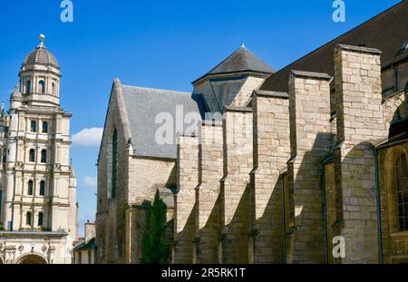 Frankreich, Cote d'Or, Dijon, UNESCO-Weltkulturerbe, Theaterplatz, Colette-Bibliothek (La Nef) und Kirche Saint Michel Stockfoto