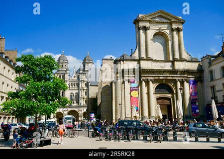 Frankreich, Cote d'Or, Dijon, UNESCO-Weltkulturerbe, Theaterplatz, Colette-Bibliothek (La Nef) und Kirche Saint Michel Stockfoto