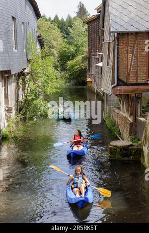 Frankreich, Eure, Risle Valley, Pont-Audemer, bezeichnet als die schönsten Umwege Frankreichs, auch als das kleine Venedig der Normandie, rue Thiers genannt, Besuch der Stadt an Bord von Kajaks auf den Kanälen Stockfoto