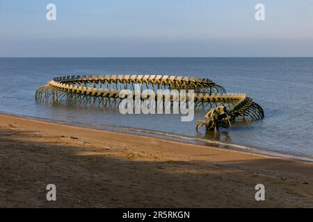 Frankreich, Loire-Atlantique, Saint-Brevin-les-Pins, Mindin, die monumentale Skulptur der Ozeanschlange des chinesischen Künstlers Huang Yong Ping Stockfoto