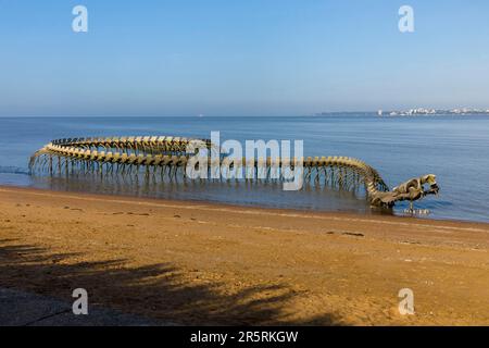 Frankreich, Loire-Atlantique, Saint-Brevin-les-Pins, Mindin, die monumentale Skulptur der Ozeanschlange des chinesischen Künstlers Huang Yong Ping Stockfoto