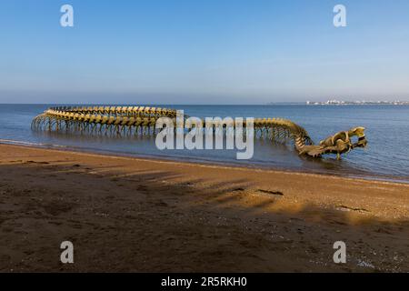 Frankreich, Loire-Atlantique, Saint-Brevin-les-Pins, Mindin, die monumentale Skulptur der Ozeanschlange des chinesischen Künstlers Huang Yong Ping Stockfoto