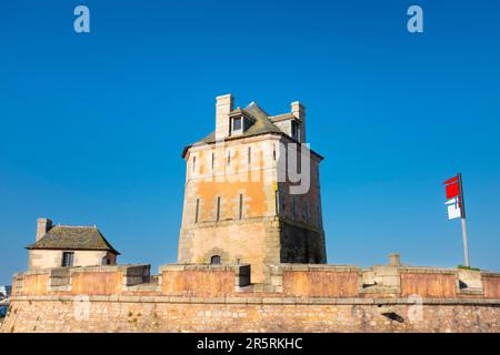 Frankreich, Finistere, Regional Natural Armoric Park, Camaret-sur-Mer, der Vauban-Turm, der zum UNESCO-Weltkulturerbe gehört Stockfoto