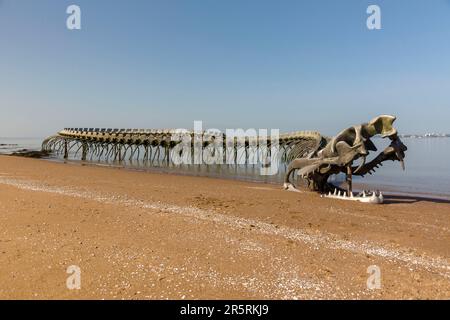 Frankreich, Loire-Atlantique, Saint-Brevin-les-Pins, Mindin, die monumentale Skulptur der Ozeanschlange des chinesischen Künstlers Huang Yong Ping Stockfoto