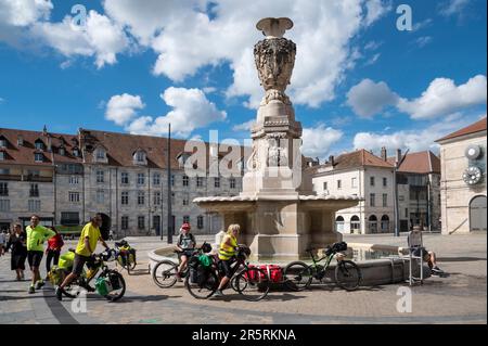 Frankreich, Doubs, Besancon, fahren Sie mit dem Fahrrad, Gruppe von Radfahrern zum Brunnen des Place de la Révolution Stockfoto