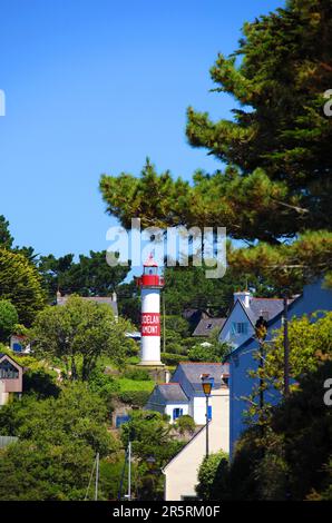 Frankreich, Finistere, Clohars Carnoet, der Leuchtturm stromaufwärts von Doelan, kleiner typischer Hafen des südlichen Finistere Stockfoto