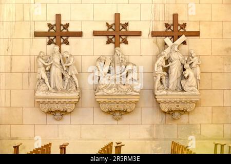 Frankreich, Meurthe et Moselle, Nancy, die Basilika Sacre Coeur de Nancy im römisch-byzantinischen Stil in der Rue de Laxou, Wege des Kreuzes von einem Schüler des Bildhauers Victor Huel nach den Zeichnungen des Künstlers aus Nancy Sizaret aus feinem Stein von Sorcy in Maas von Pierson Werkstatt in Vaucouleurs, Station 8 Jesus tröstet die Tochter Israels, Station 9 Jesus fällt zum dritten Mal, Station 10 Jesus zog seine Kleider aus Stockfoto