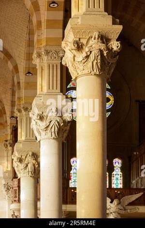 Frankreich, Meurthe et Moselle, Nancy, die Basilika Sacre Coeur de Nancy im römisch-byzantinischen Stil befindet sich in der Rue de Laxou, Detail einer Skulptur, die Engel auf einer der Kapitelle des Bildhauers Victor Huel darstellt Stockfoto