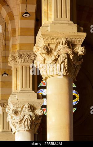 Frankreich, Meurthe et Moselle, Nancy, die Basilika Sacre Coeur de Nancy im römisch-byzantinischen Stil befindet sich in der Rue de Laxou, Detail einer Skulptur, die Engel auf einer der Kapitelle des Bildhauers Victor Huel darstellt Stockfoto