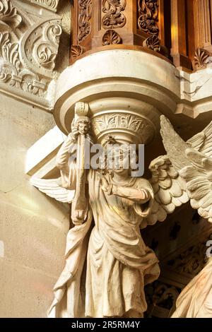 Frankreich, Meurthe et Moselle, Nancy, die Basilika Sacre Coeur de Nancy im römisch-byzantinischen Stil in der Rue de Laxou, Detail einer Skulptur, die eine Gruppe von Engeln darstellt, die Musikinstrumente des Bildhauers Victor Huel auf einem der Türme mit dem Großen Organt von Charles Didier Van Caster aus dem Jahr 1907 spielen Stockfoto