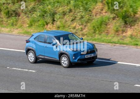 2022 Toyota Yaris Cross Icon HEV Auto fährt auf der Autobahn M61, Großbritannien Stockfoto